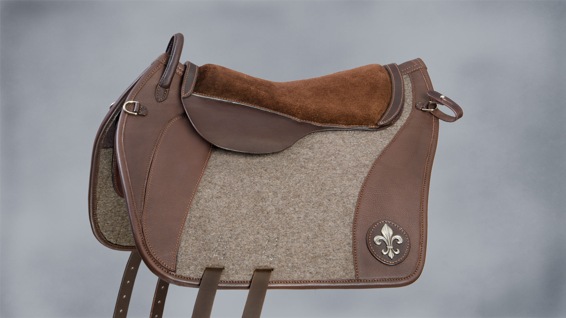 Filzsattel Premium Braun Grau Filz mit Lilie klein ohne Logo