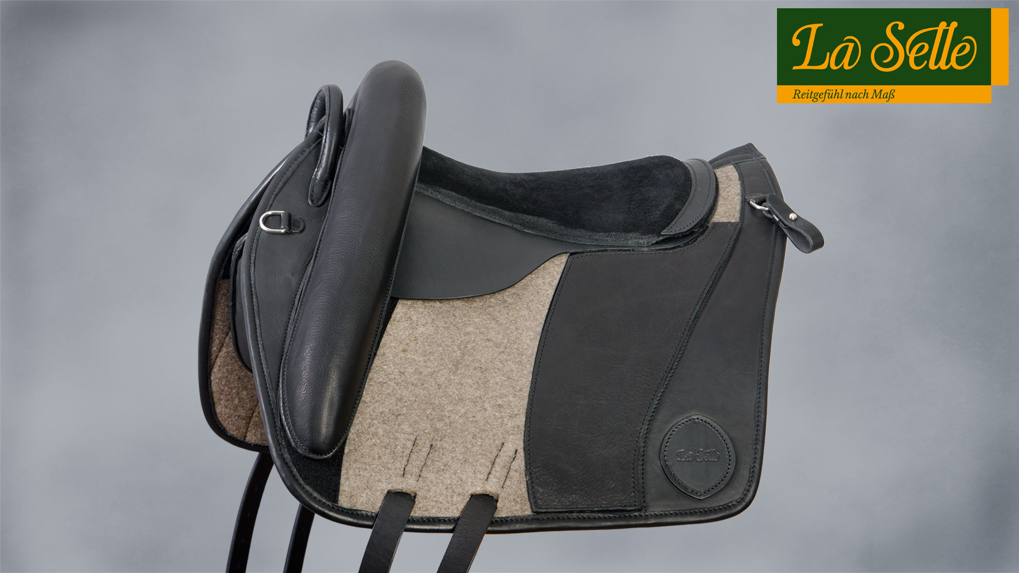Premium Plus Filzsattel mit Galerie vorn 4 klein mit Logo