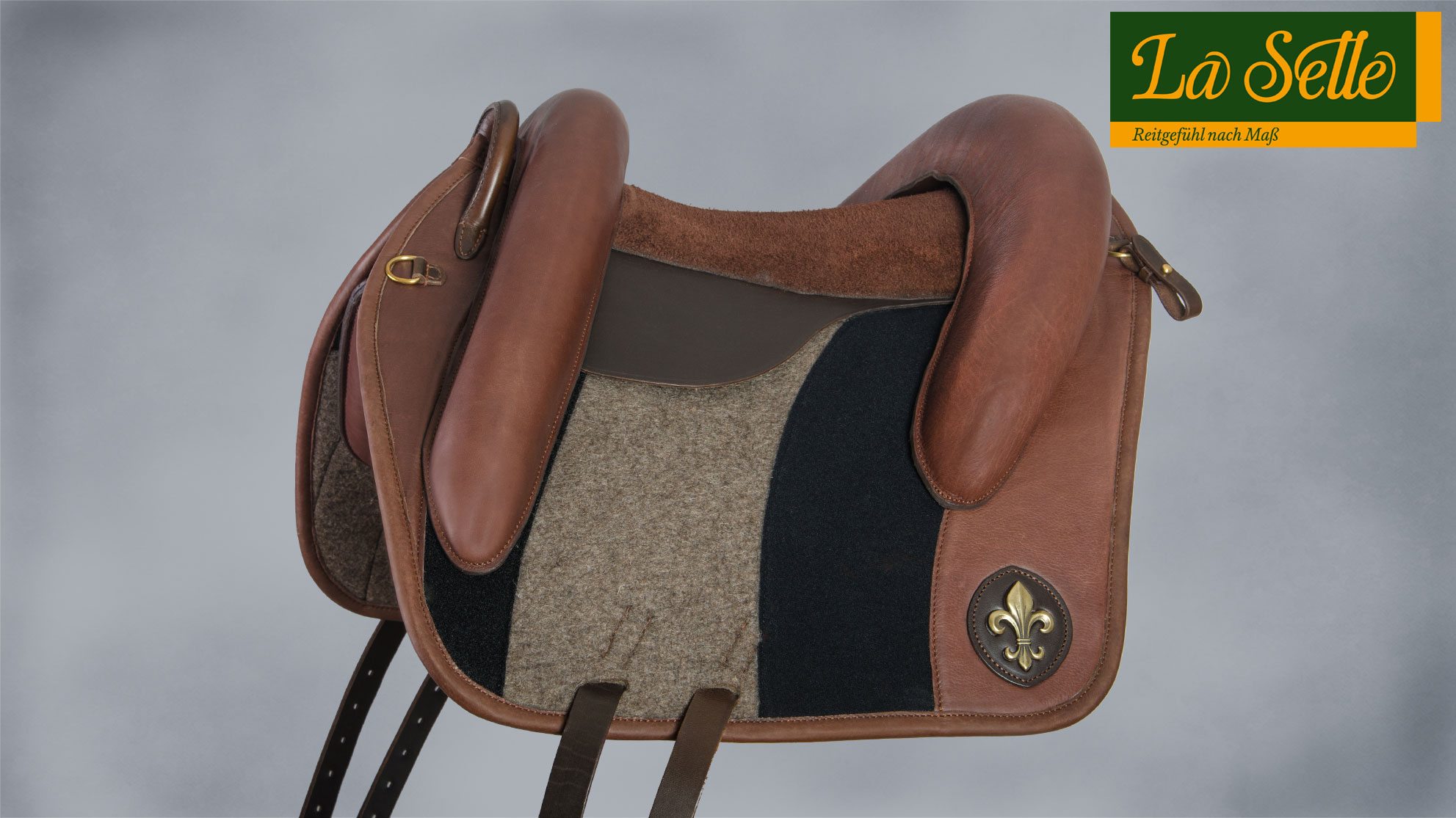 Filzsattel braun mit Galerien mit Logo klein