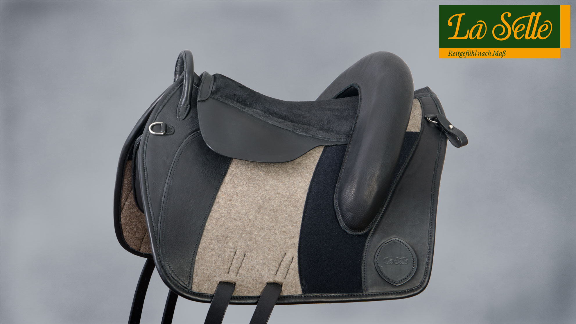 Premium Plus Filzsattel mit Galerie hinten 2 klein mit Logo