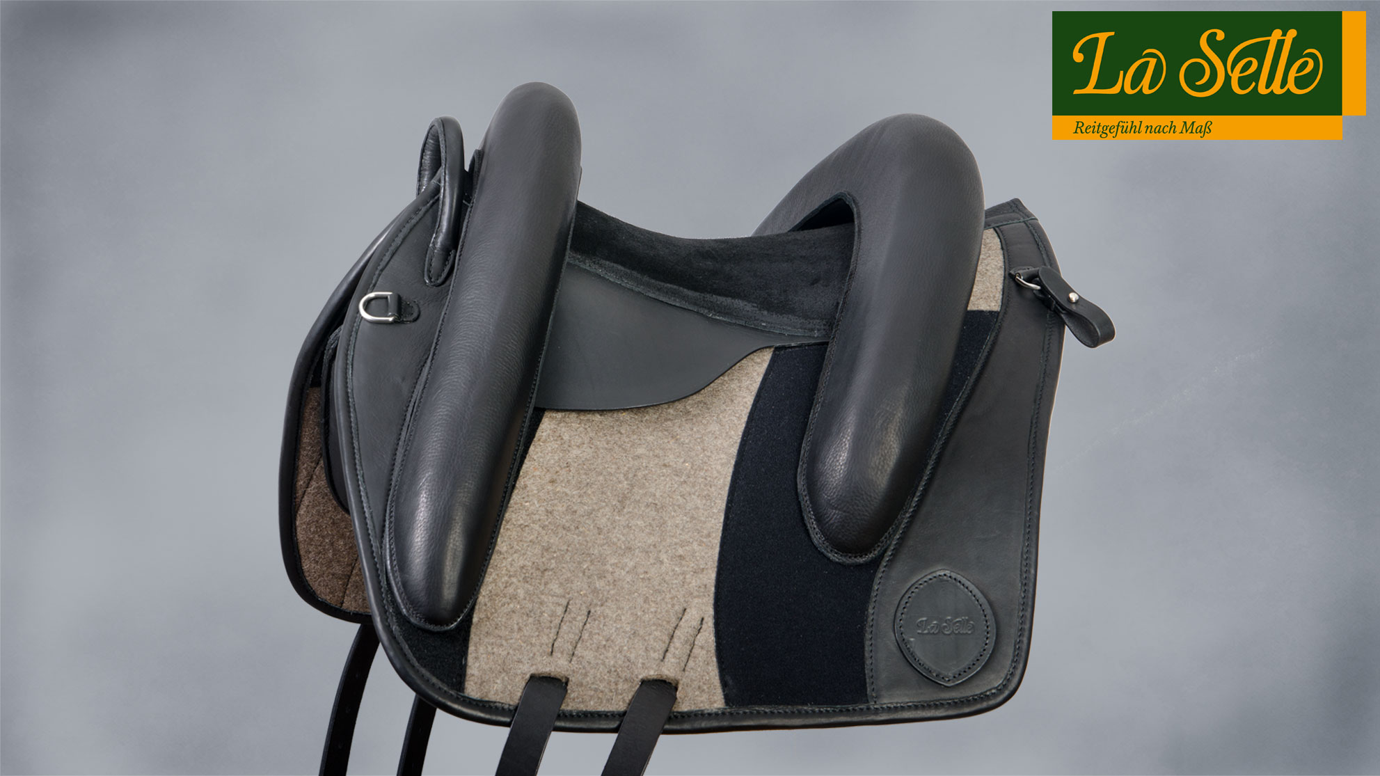 Premium Plus Filzsattel mit Galerien 3 klein mit Logo